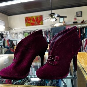 Size 7M Apt 9  beautiful cranberry velvet booties